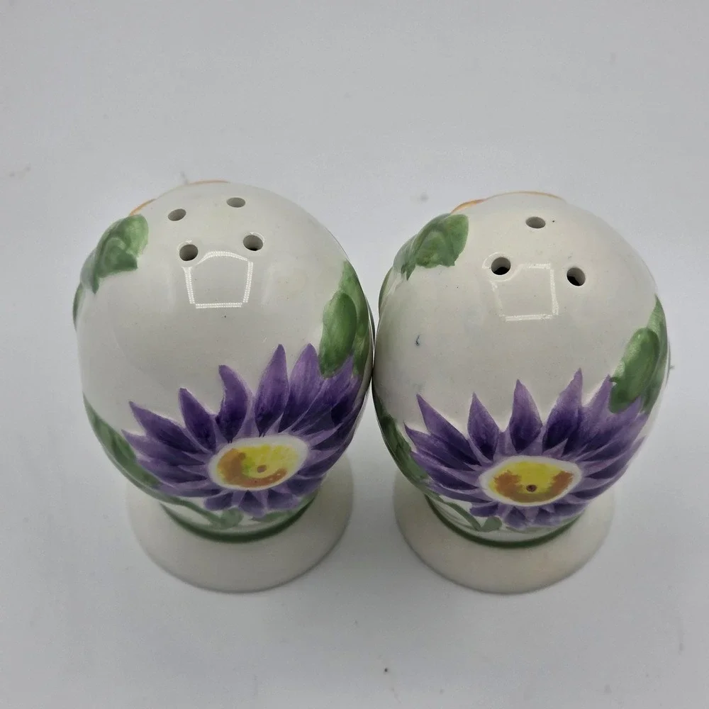 Pfaltzgraff Floral Salt & Pepper Shaker Set Ceramic Embossed Flowers Set‎ of 2